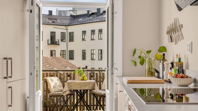 Utgang til hyggelig balkong fra kjøkkenet.