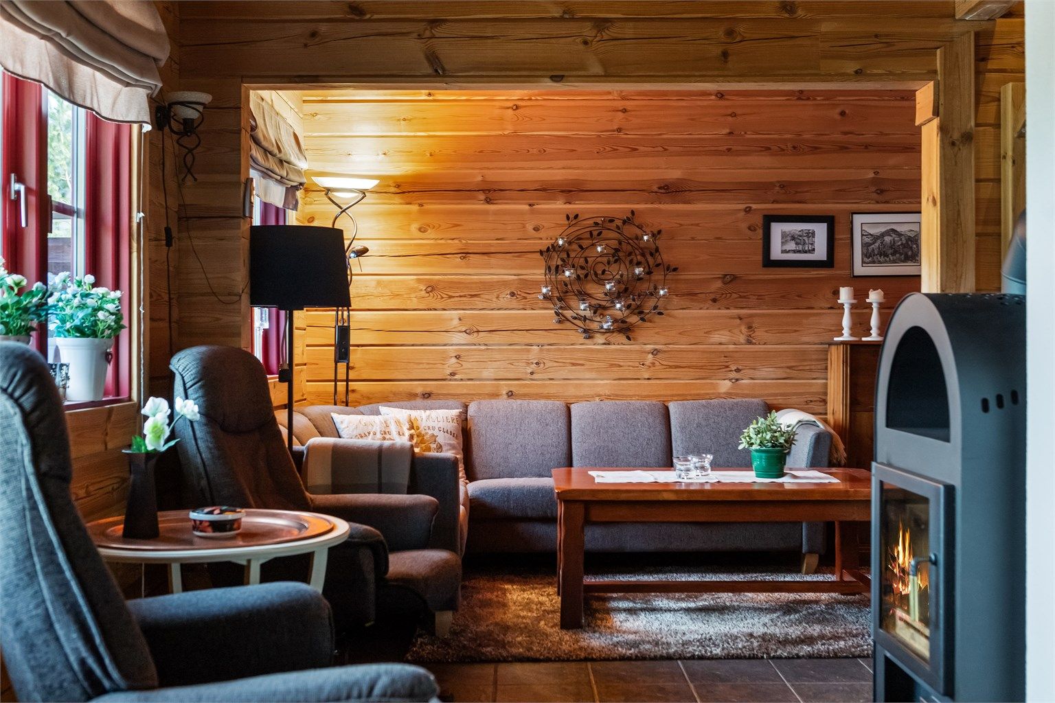 Det er gode møbleringsmuligheter i hytten med plass til både salong, go'stoler og spisestue