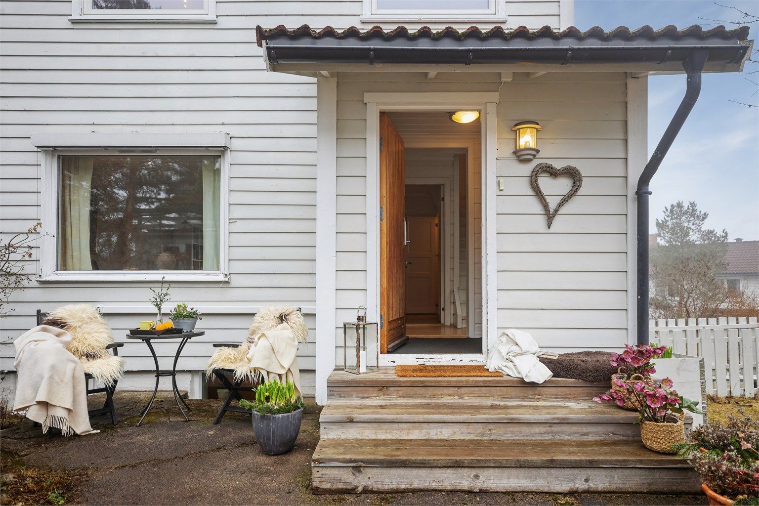 Perfekt beliggende i ett av Nesoddens mest attraktive, sentrale og barnevennlige boligområdet på Tangenåsen -Her bor du med kort vei til alt du trenger. 