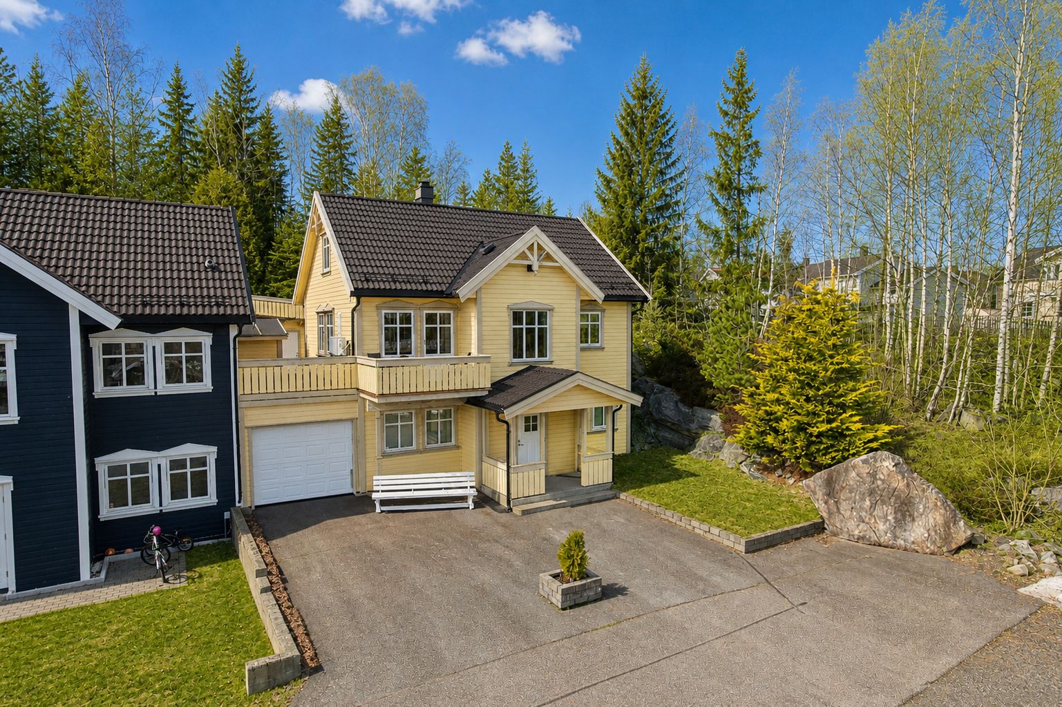 Velkommen til Willy Moes veg 63 - Familievennlig og romslig enebolig i kjede med flott intern beliggenhet. Foto: Romeriksfotografene: Hege Leren