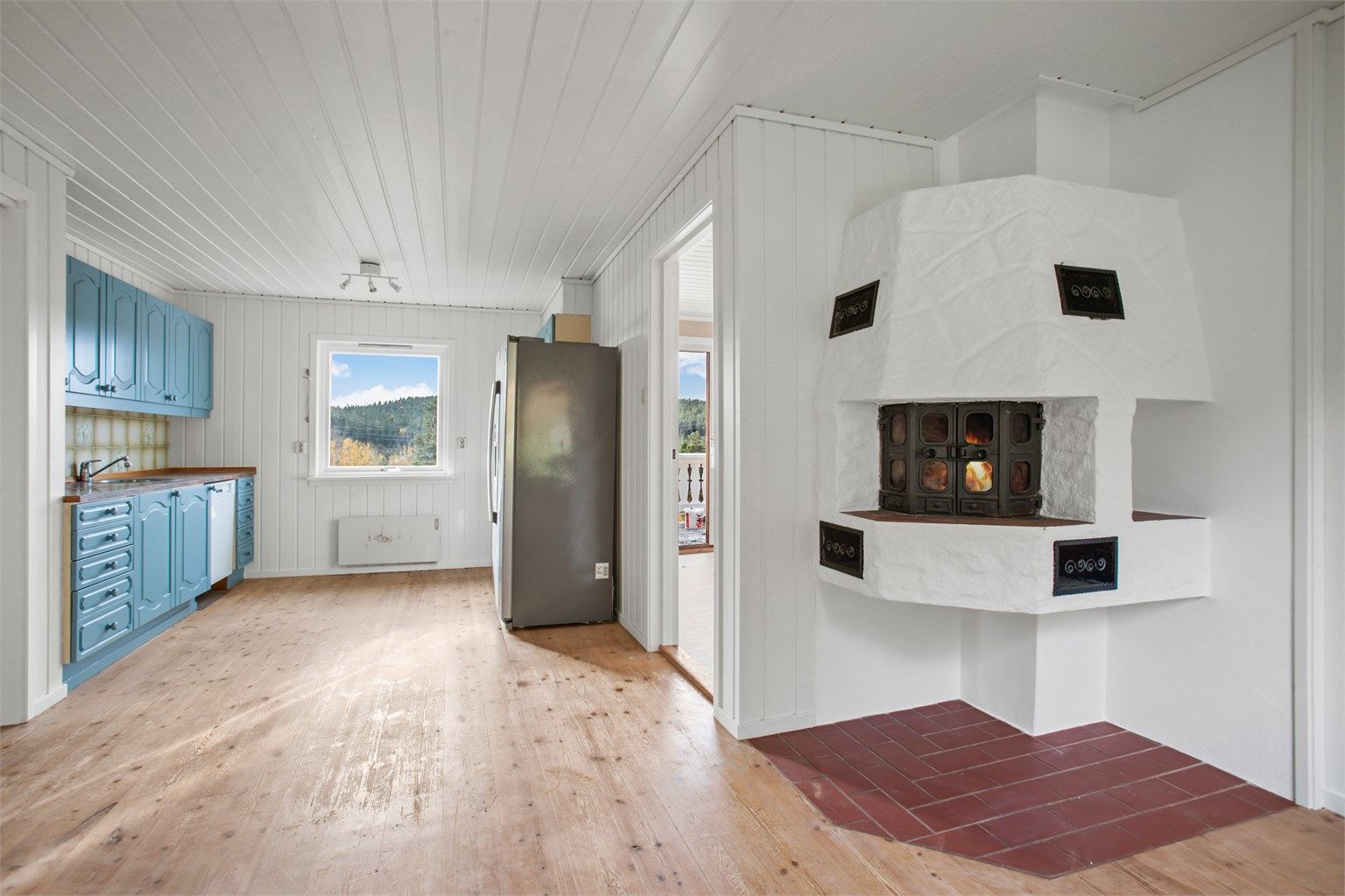 Kjøkkenet i 1. etasje med peis. 