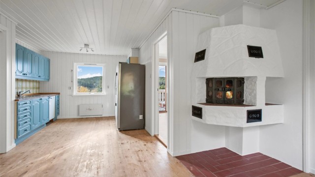 Kjøkkenet i 1. etasje med peis.