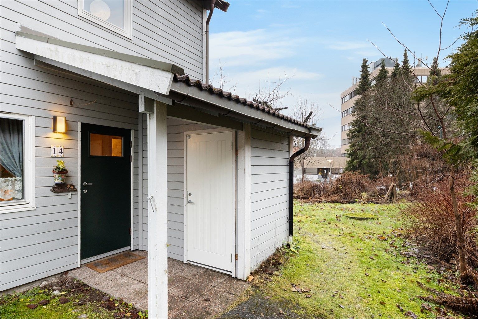 Overbygget inngangsparti med adgang til praktisk bod