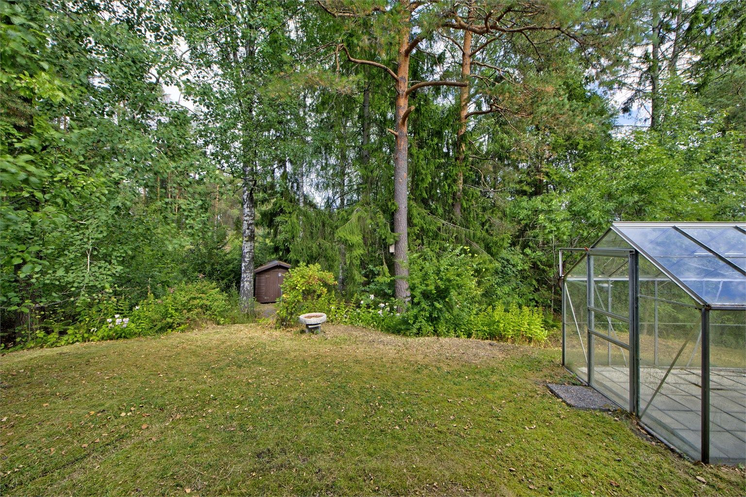 Drivhus samt utebod på tomten - tomten grenser til friområde