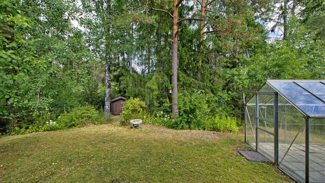 Drivhus samt utebod på tomten - tomten grenser til friområde