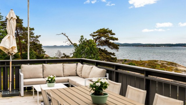 Vestvendt og solrik beliggenhet med egen sjølinje. Her får du full oversikt over det yrende båtlivet på varme sommerdager.