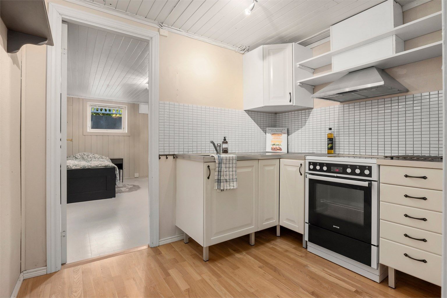 Rom benyttet som kjøkken. Komfyr medfølger.