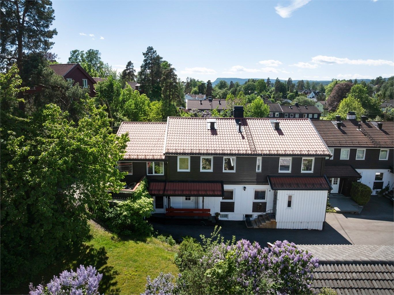 Eiendommen ligger i et etablert og barnevennlig nabolag på Høvik.