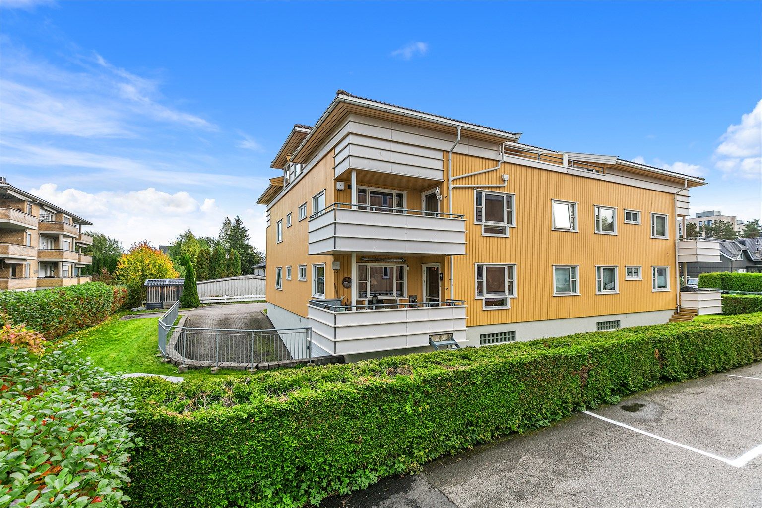 Leiligheten ligger på hjørnet i 2. etasje med vestvendt og solrik terrasse