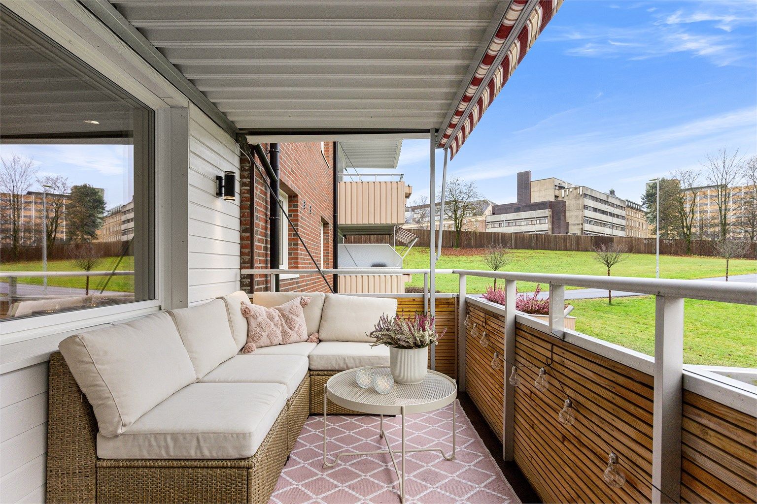 Balkongen har svært gode solforhold og har både markise og overbygg, så man kan nyte sommeren utendørs uansett vær