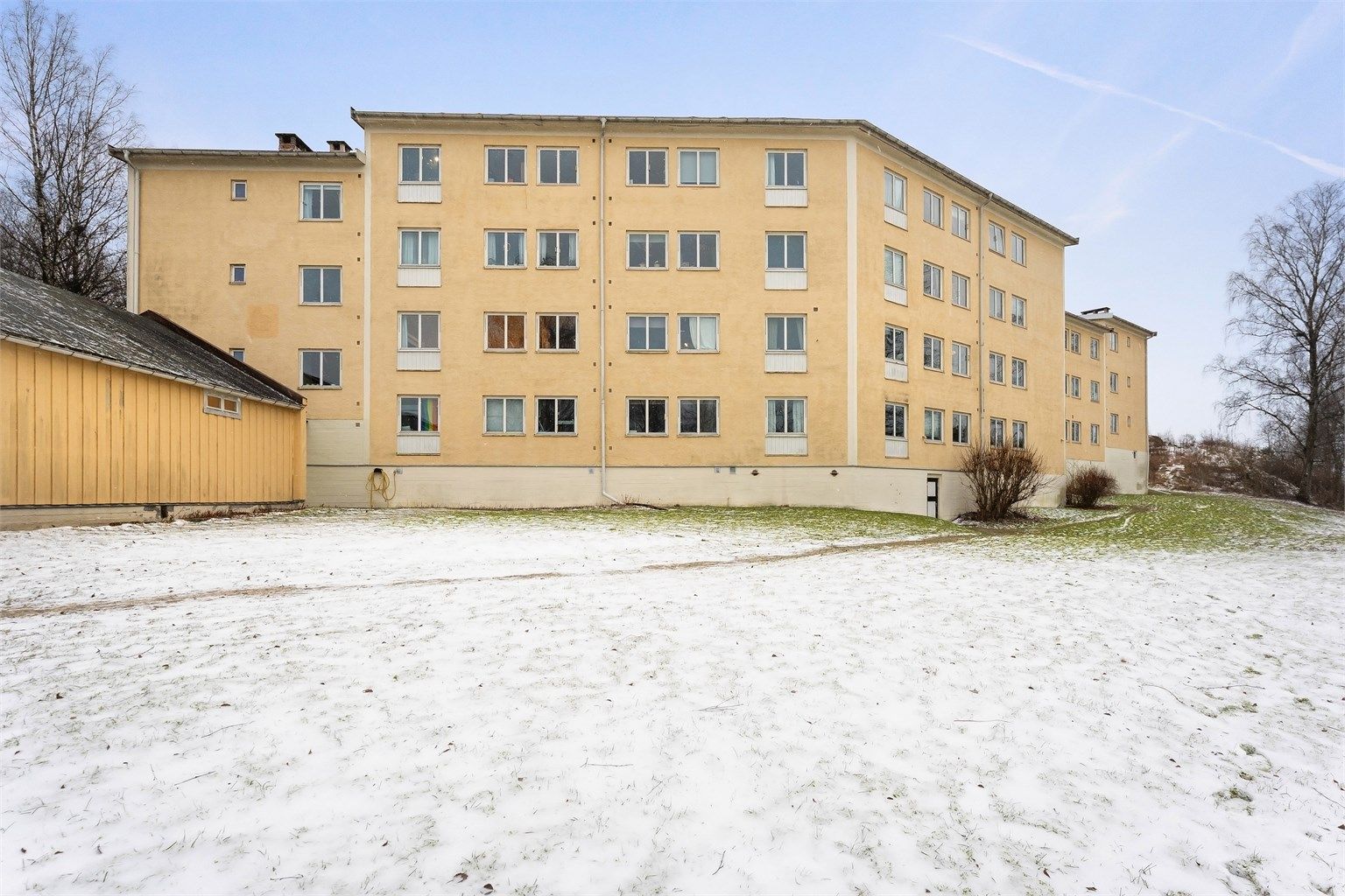 Borettslaget har store, opparbeidede fellesarealer med plen og beplantning.