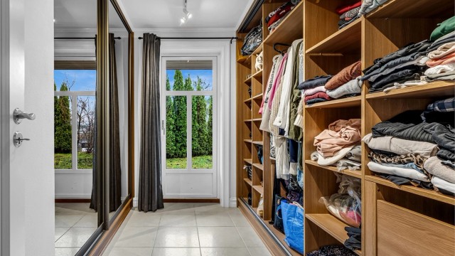 Praktisk walk-in-closet med god garderobeplass og speildører, samt utgang til hagen.
