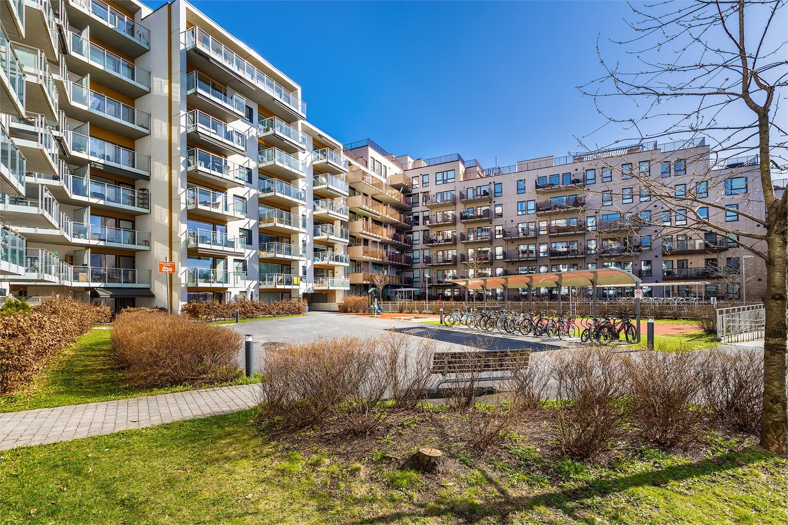 Borettslaget har felles takterrasser og tilrettelagt sykkelparkering i bakgården.