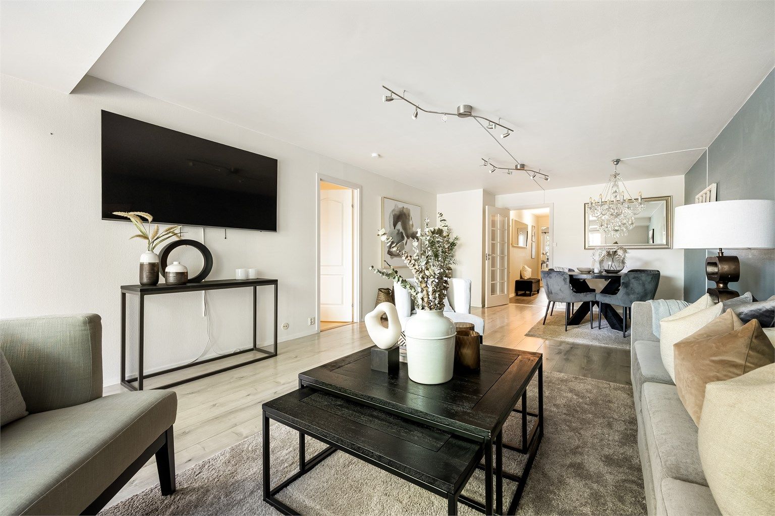 Stor stue med god plass til både sofagruppe og spisebord.