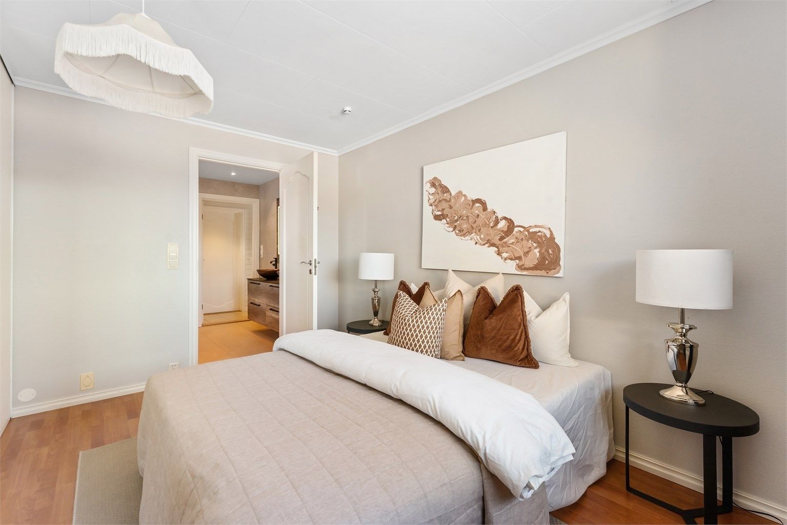 Fra soverommet er det direkte adkomst til det nye badet.