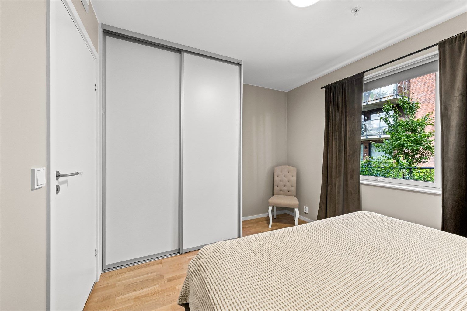 Skyvedørsgarderobe på hovedsoverommet gir godt med oppbevaringsplass.