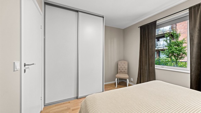 Skyvedørsgarderobe på hovedsoverommet gir godt med oppbevaringsplass.