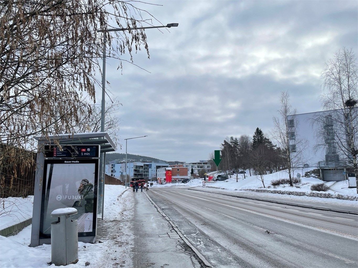 Nærmeste busstopp 5 minutters gange fra leiligheten. Pilen markerer veien opp til leilighetene.