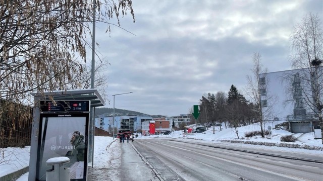 Nærmeste busstopp 5 minutters gange fra leiligheten. Pilen markerer veien opp til leilighetene.