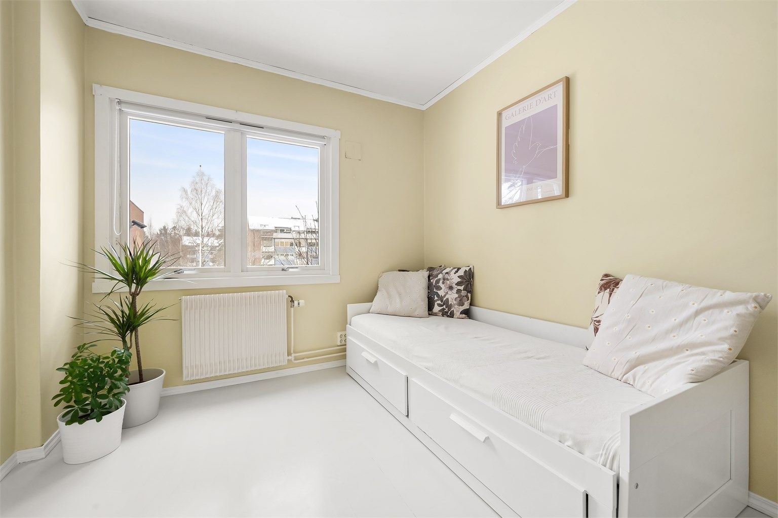 Også dette rommet har malt gulv og radiator for oppvarming.