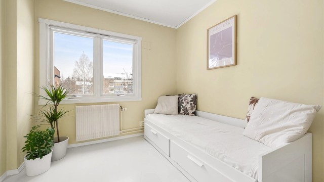 Også dette rommet har malt gulv og radiator for oppvarming.