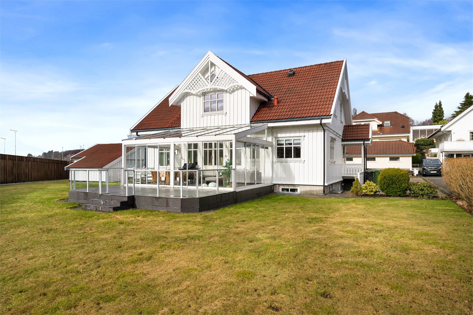 Fra stuen er det utgang til en innglasset hagestue på 25 m² og en flislagt terrasse på 19 m², som forlenger sesongen utendørs.