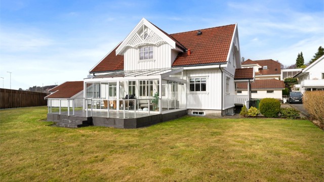 Fra stuen er det utgang til en innglasset hagestue på 25 m² og en flislagt terrasse på 19 m², som forlenger sesongen utendørs.