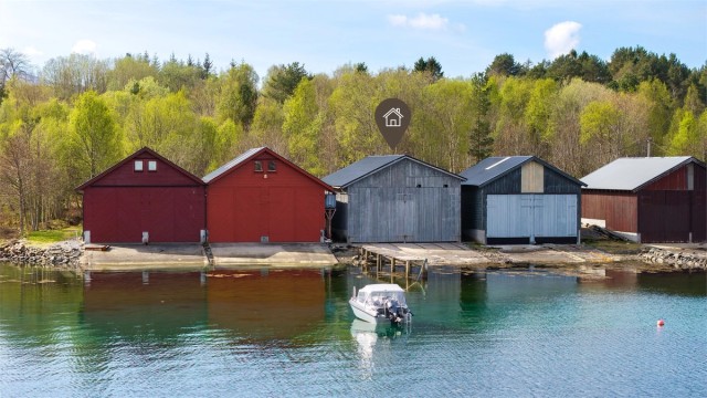 Velkommen til et stort naust i Humlevikvegen! Foto: Stian Wiik