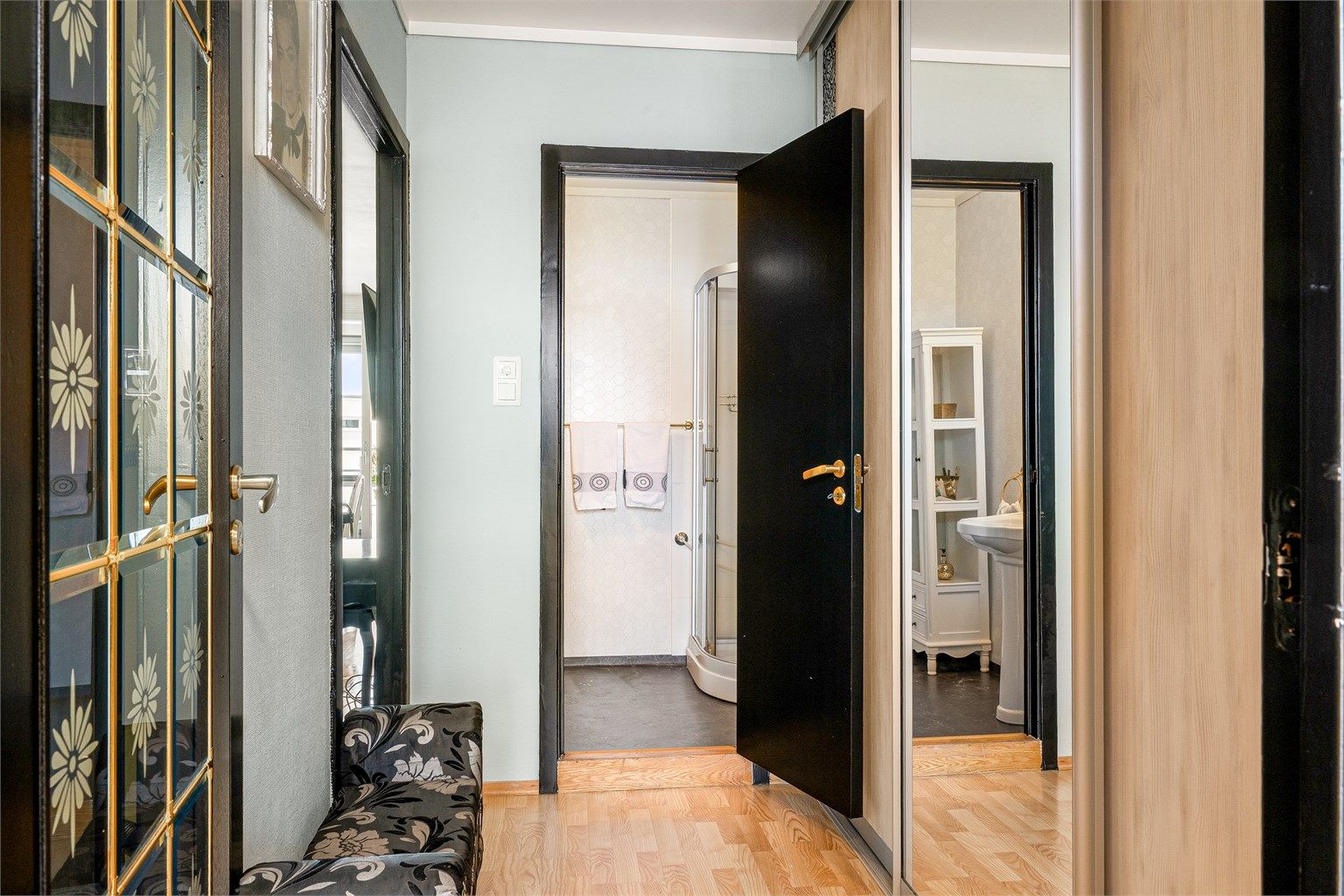 I gangen har man en romslig skyvedørsgarderobe
