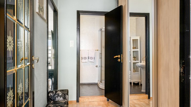 I gangen har man en romslig skyvedørsgarderobe