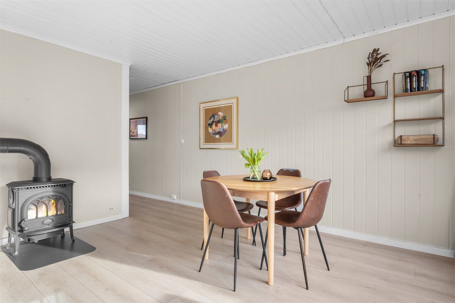 Fra stuen har du direkte tilknytning til separat kjøkken.