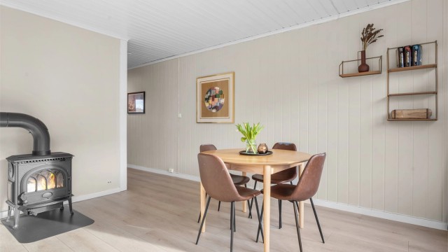 Fra stuen har du direkte tilknytning til separat kjøkken.