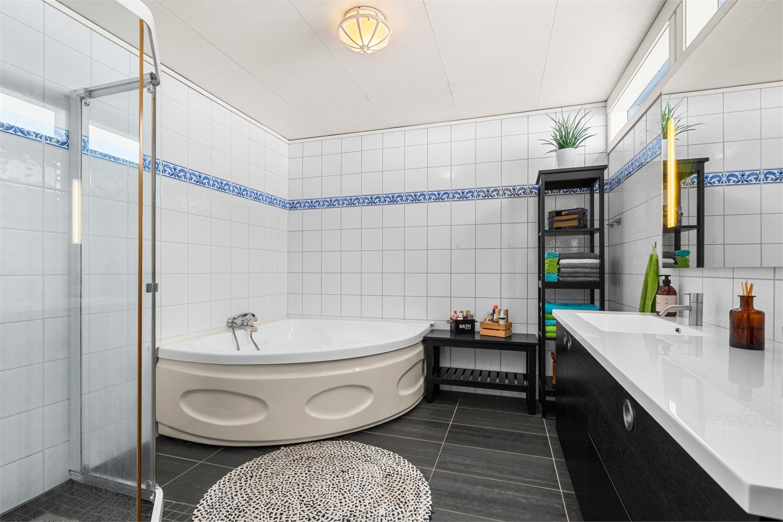 Badet er utstyrt med både dusjsone og badekar. Deler av badet er opprinnelig byggemeldt som garasje. Bruksendring fra tilleggsdel til hoveddel er ikke søkt. Kjøper overtar alt ansvar, eventuell kostnad og risiko forbundet med dette. 