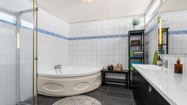 Badet er utstyrt med både dusjsone og badekar. Deler av badet er opprinnelig byggemeldt som garasje. Bruksendring fra tilleggsdel til hoveddel er ikke søkt. Kjøper overtar alt ansvar, eventuell kostnad og risiko forbundet med dette.