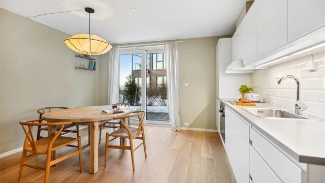 Det er naturlig plass for spisebord i tilknytning til kjøkkenet der venner og familie kan inviteres på middager.