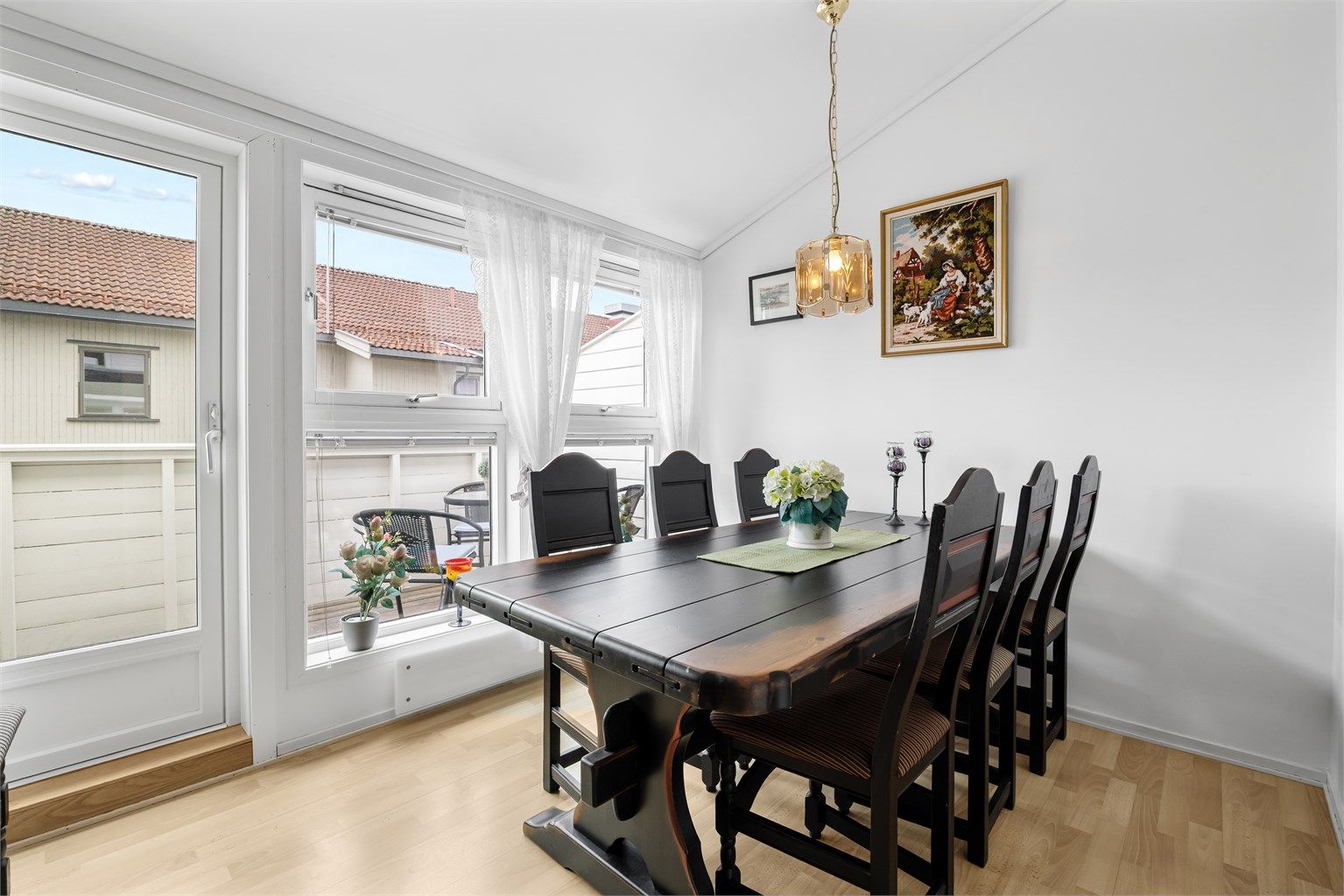 Fra spisestuen er det direkte utgang til en av boligens to verandaer via ny terrassedør fra 2024.