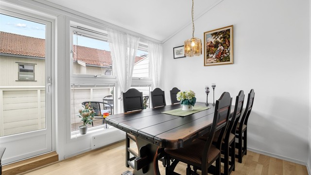 Fra spisestuen er det direkte utgang til en av boligens to verandaer via ny terrassedør fra 2024.