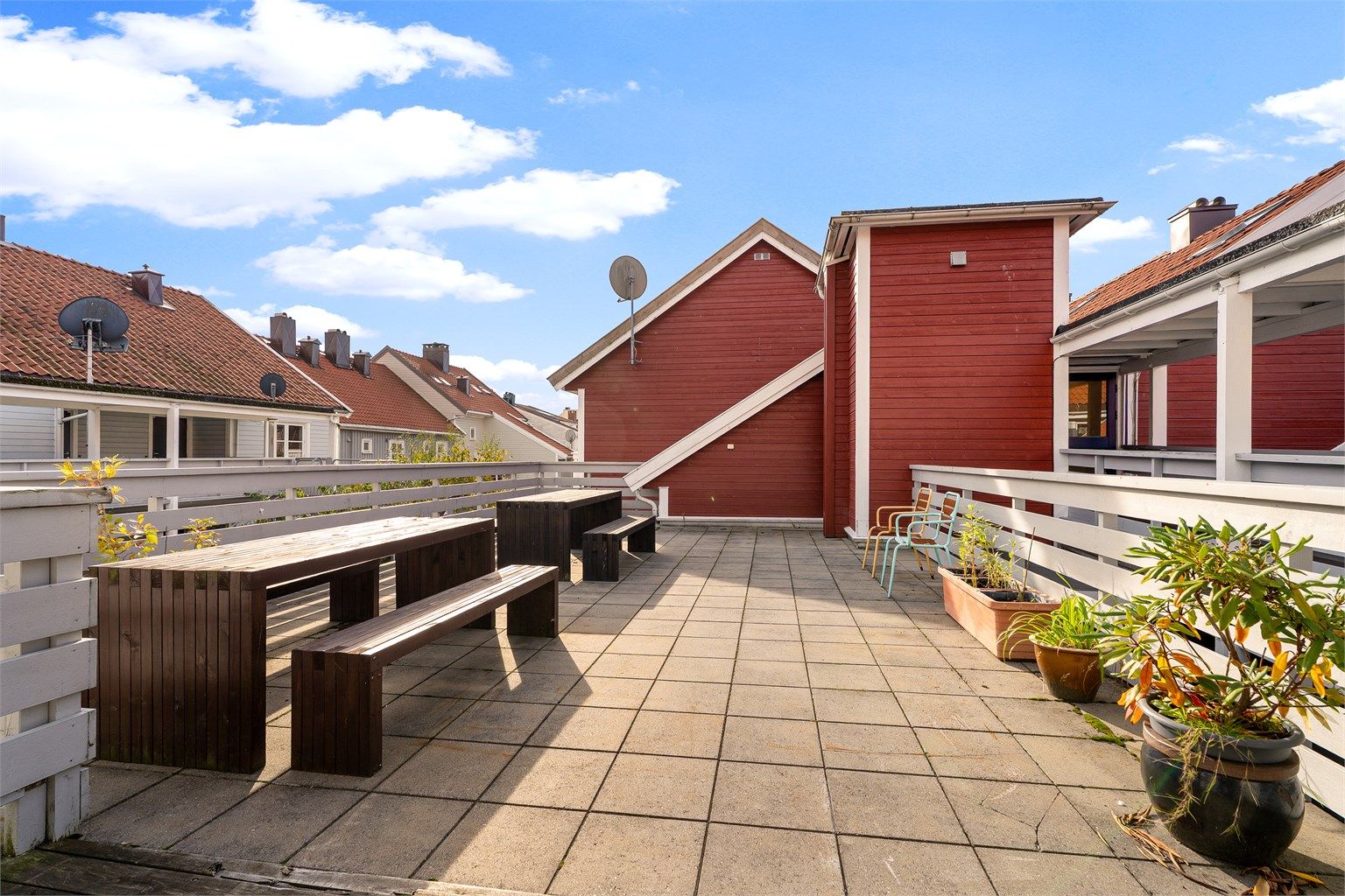 Borettslaget har også en felles takterassse like ved. Her har du med andre ord flere flotte uteplasser du kan benytte. 