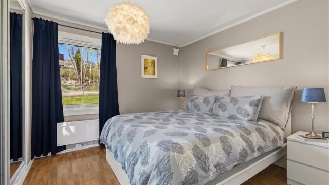 Hovedsoverom har fin plass til stor dobbeltseng og praktisk skyvedørsgarderobe