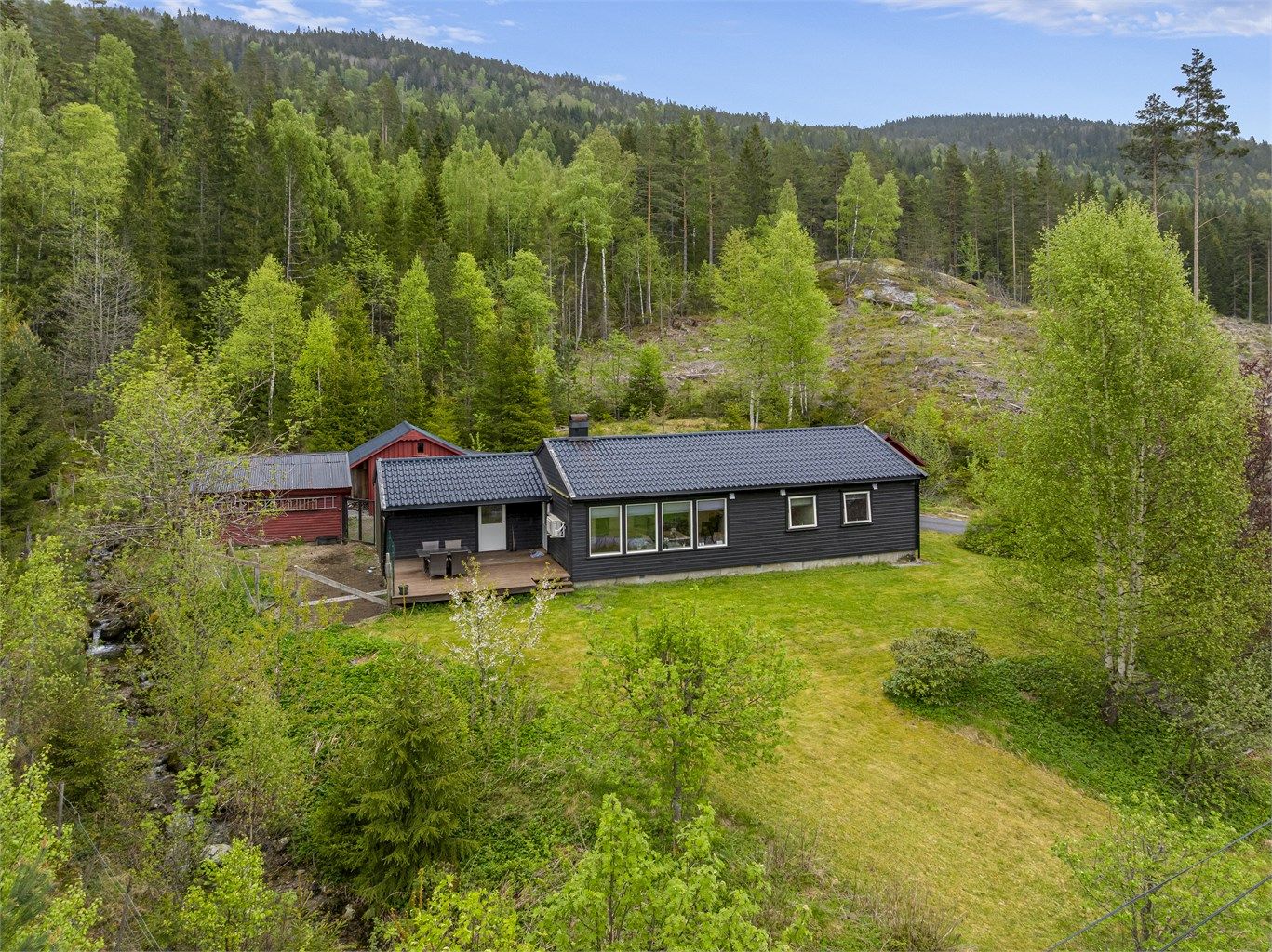 Øvre Ramse 108 er en naturskjønn eiendom på ca. 2 mål med landlige omgivelser på Dølemo. Gode friluftsliv muligheter med vann og skog rett ved eiendommen! 