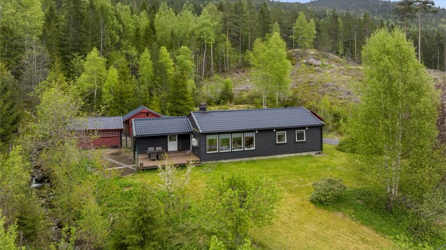 Øvre Ramse 108 er en naturskjønn eiendom på ca. 2 mål med landlige omgivelser på Dølemo. Gode friluftsliv muligheter med vann og skog rett ved eiendommen!