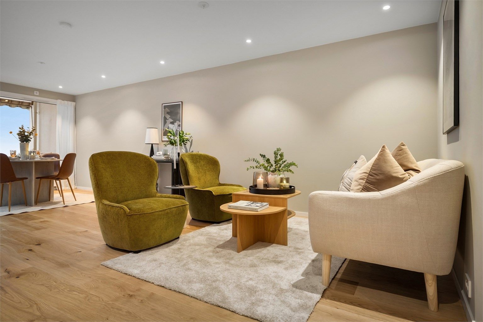 Her får du tre soverom, to bad/vaskerom, stort kjøkken og stue som er adskilt, men ikke lukket, samt to solrike uteplasser