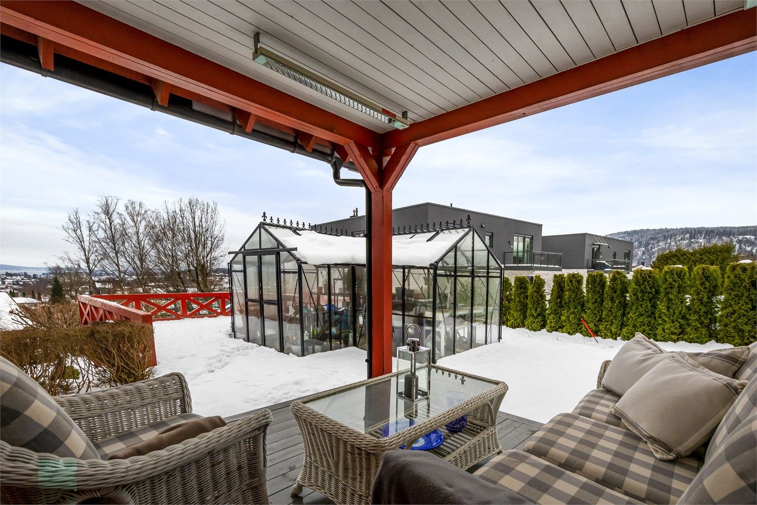 På terrassen ved stuen er det også oppført et drivhus