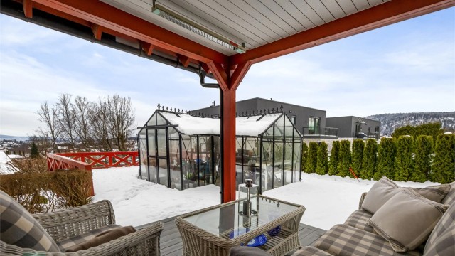 På terrassen ved stuen er det også oppført et drivhus