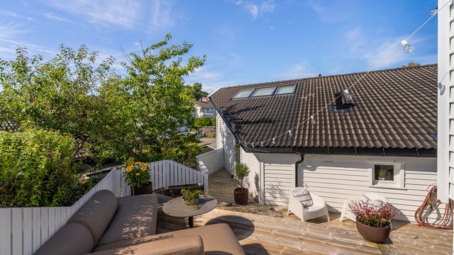 Boligen har flere hyggelige uteplasser beliggende rundt eiendommen. Foto: Hans Nøstdahl