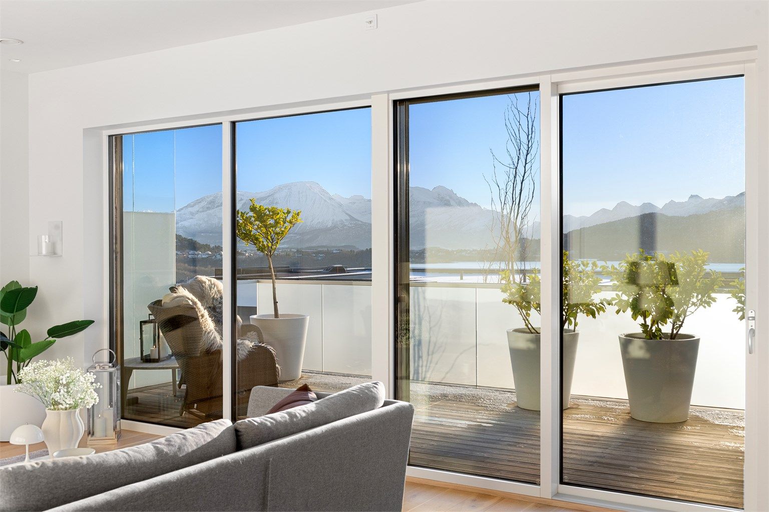 Store skyvedørsfronter på stue med utgang til balkong