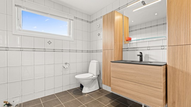Hovedbad/wc har også opptrekk for vann og avløp slik at badekar kan monteres