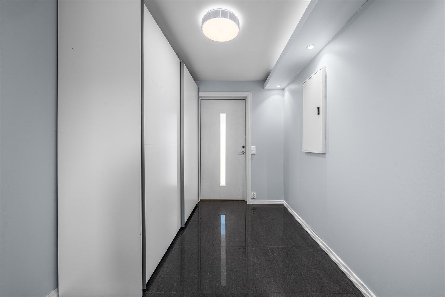 Velkommen inn | Entré - 1. etsje med flislagt gulv og god plass til oppbevaring. 