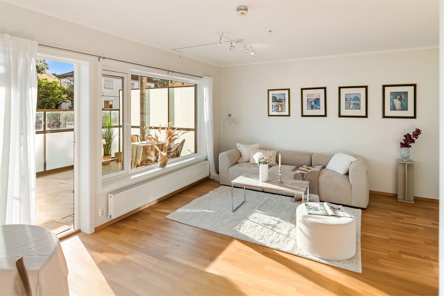 Store vindusflater gir godt med naturlig lys til rommet