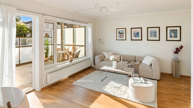 Store vindusflater gir godt med naturlig lys til rommet